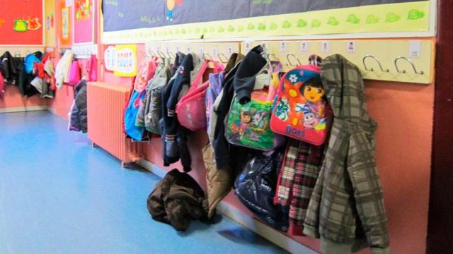 Imagen de chaquetas en el colgador de una escuela de Barcelona / EP