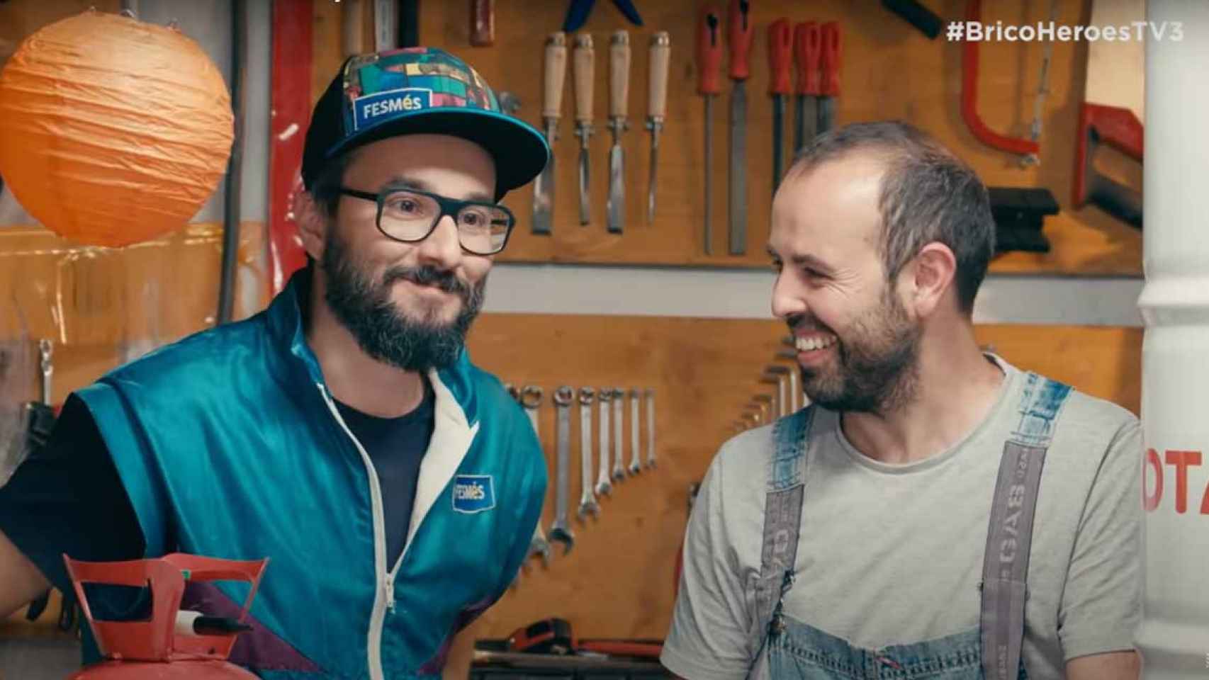 Jair Domínguez, junto a Luís Jutglar, alias Peyu, presentadores del programa Bricoheroes de TV3