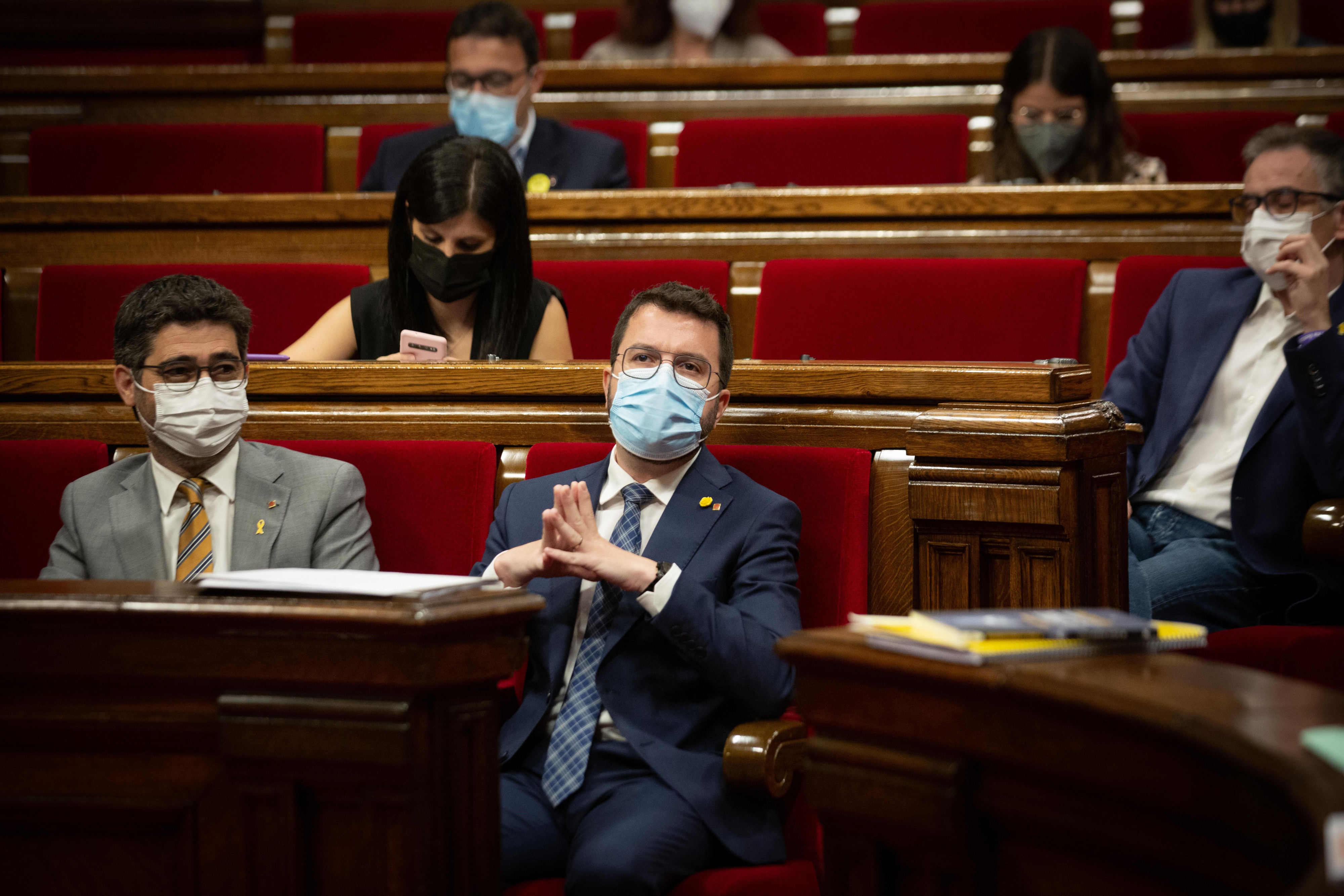 El vicepresidente de la Generalitat, Jordi Puigneró, y el presidente, Pere Aragonès, en el Parlament / David Zorrakino - EUROPA PRESS