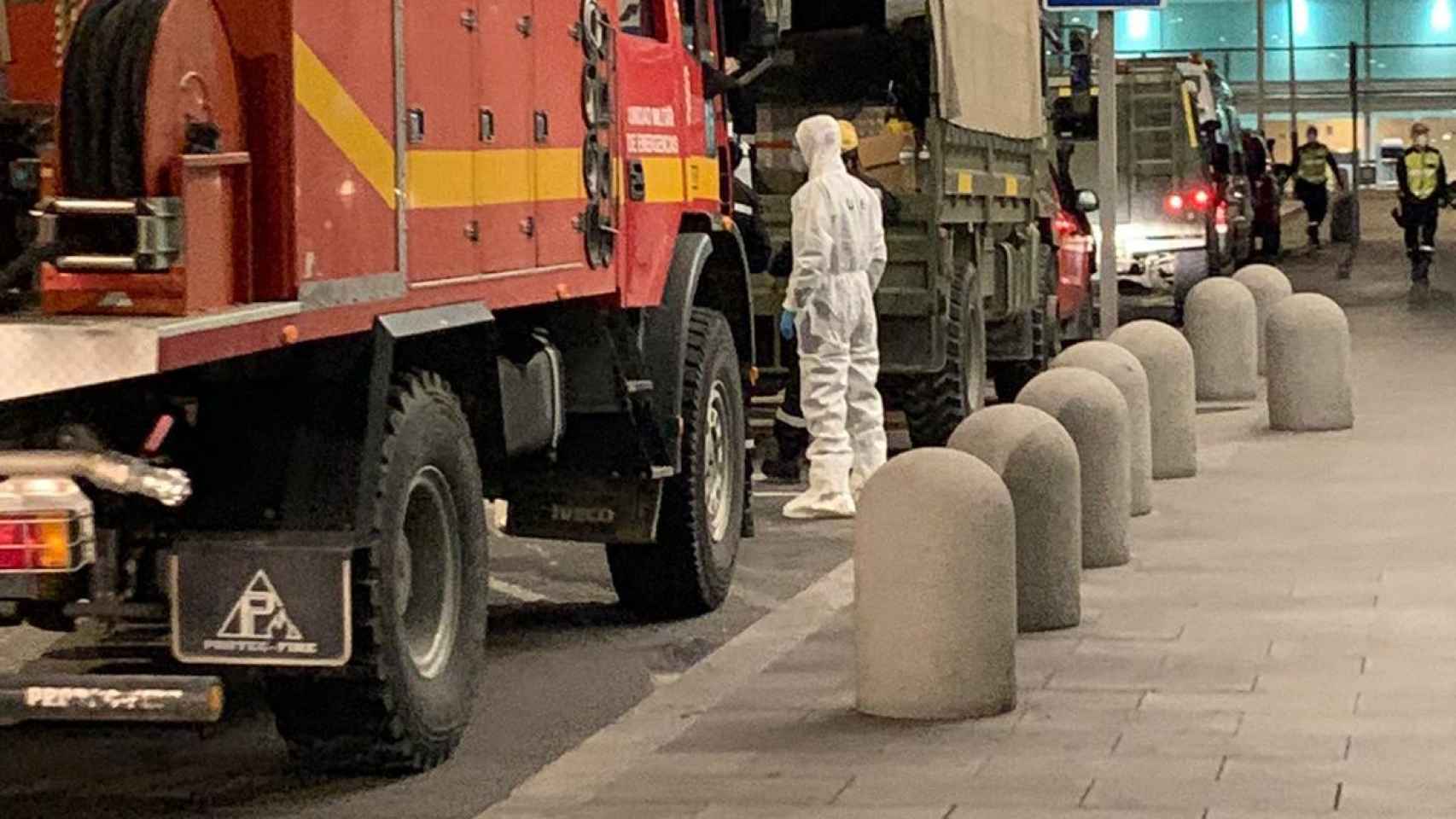 Militares del Ejército español. haciendo tareas de desinfección en el aeropuerto de El Prat / CG