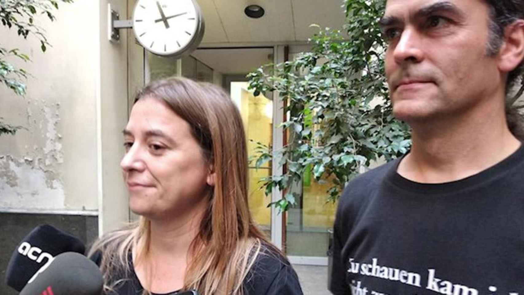 Sònia Farré, miembro de Desbordem y que ha dimitido de la ejecutiva de los comunes, con Sergi Talamonte / EUROPA PRESS