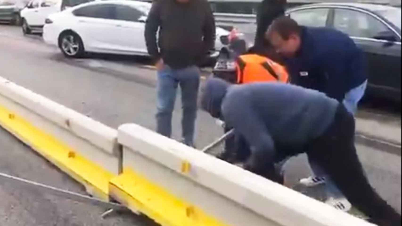 Camioneros desmontando la mediana de hormigón para sortear el corte de La Jonquera de Tsunami Democràtic / TWITTER