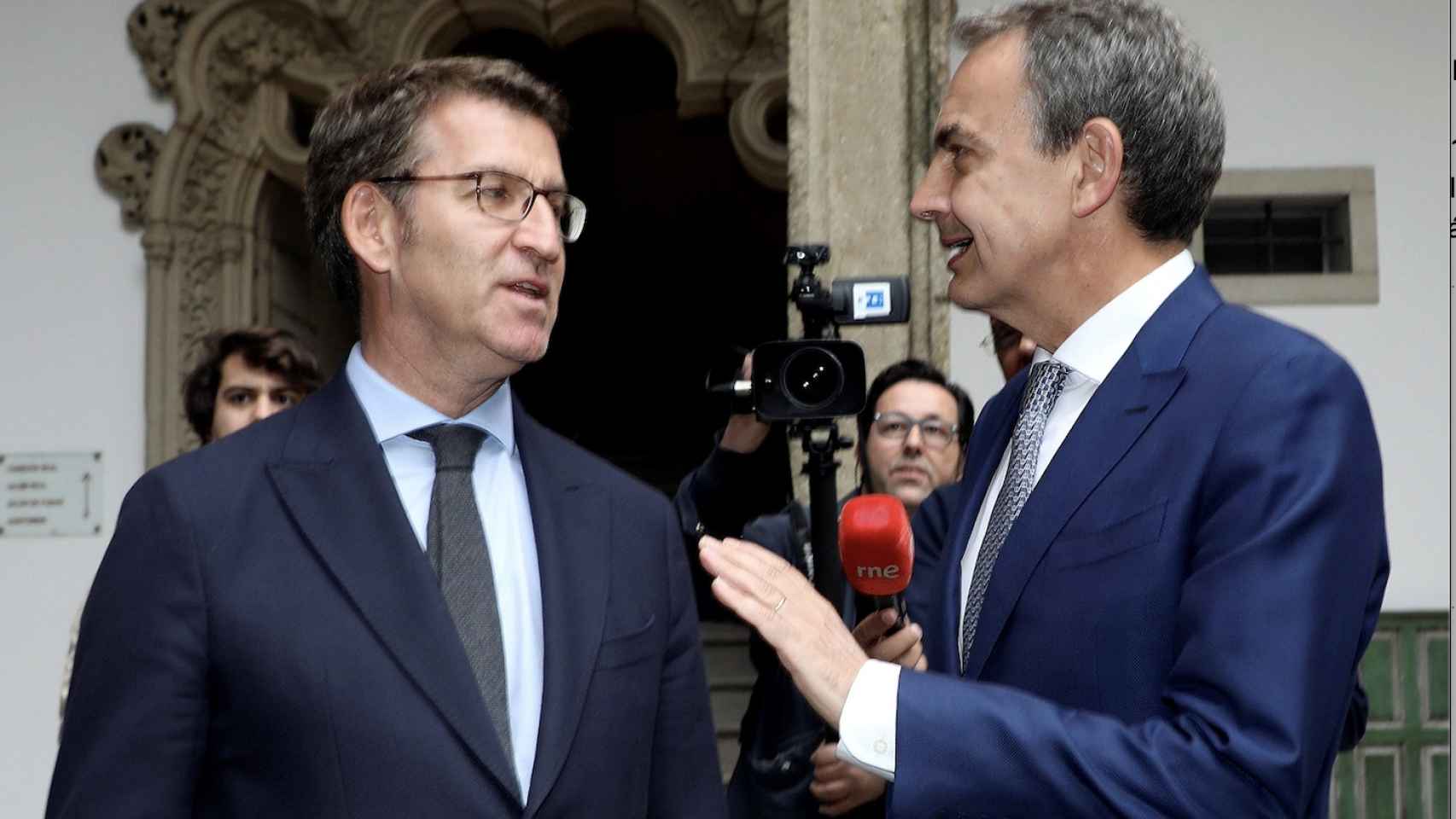 El expresidente del Gobierno José Luis Rodríguez Zapatero (d) junto al presidente de la Xunta, Alberto Nuñez Feijóo (i) / EFE