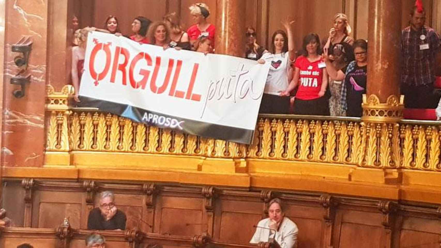 Defensoras de los derechos laborales de las prostitutas en el pleno de Barcelona donde la alcaldesa Ada Colau rechazó una resolución del PSC favorable a prohibir esta actividad / CG