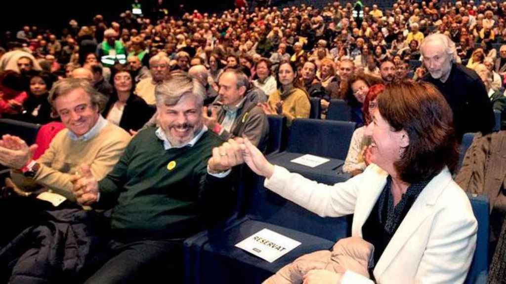 La presidenta de la ANC, Elisenda Paluzie (d), saluda al diputado del PDeCat, Albert Batet (2i), en el auditorio del Fòrum / EFE