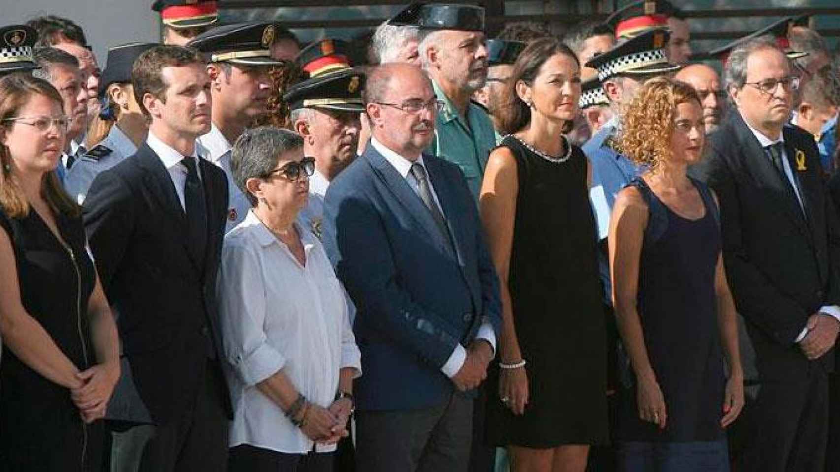 Quim Torra (d), presidente de la Generalitat, junto a las ministras Meritxell Batet (2d) y Reyes Maroto (3d); el presidente de Aragón, Javier Lambán (c), la delegada del Gobierno en Cataluña, Teresa Cunillera (2i); el líder del PP, Pablo Casado (2i); y la