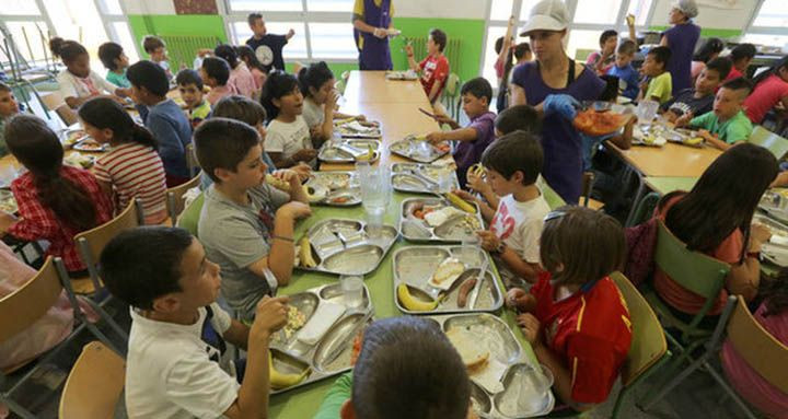 Alumnos en un comedor escolar / CG