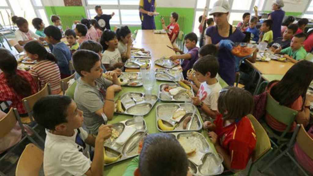 Alumnos en un comedor escolar / CG