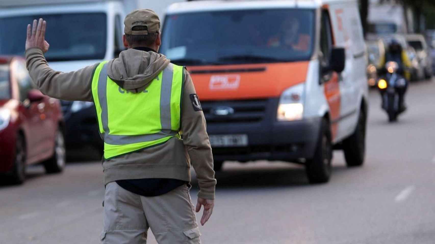 La Guardia Civil en uno de los registros anteriores en la sede de Unipost en Hospitalet del Llobregat / EFE