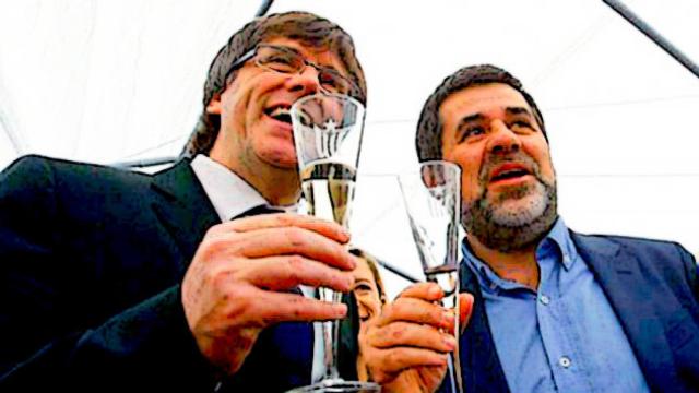 El expresidente de la Generalitat, Carles Puigdemont, y el presidente de la ANC, Jordi Sànchez, brindan en una imagen de archivo / CG