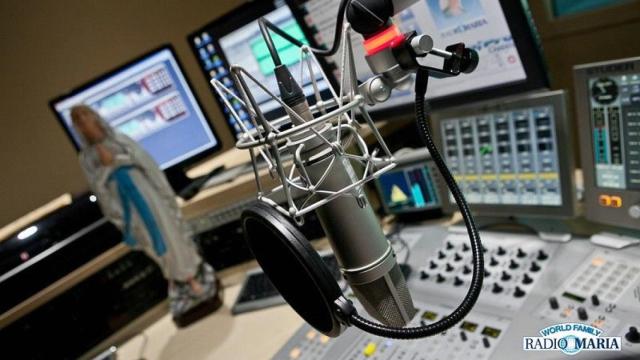 Un micro y la figura de una virgen en el estudio de Radio María / CG
