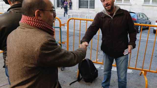 Albano Dante Fachin, exlíder de Podem saluda al diputado del PdeCat, Carles Campuzano / EFE