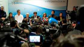 Carles Puigdemont (c), expresidente catalán prófugo de la justicia, en una rueda de prensa en Bruselas / EFE