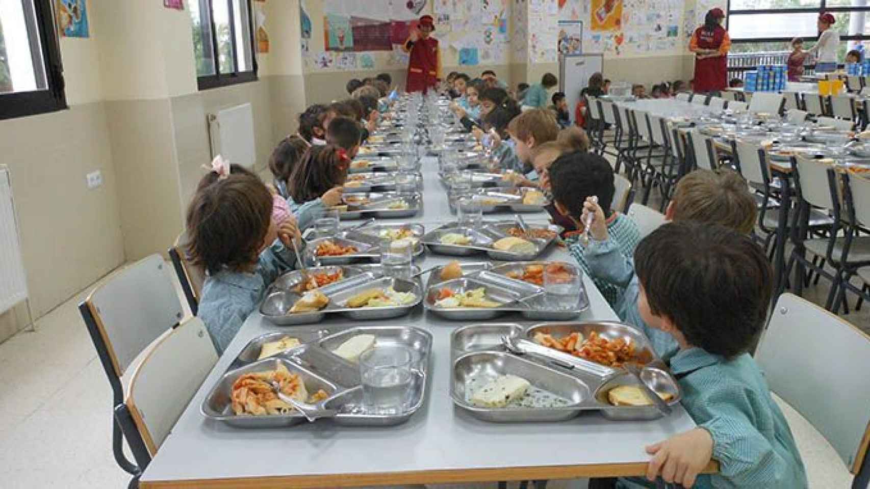 Alumnos en un comedor escolar / CG