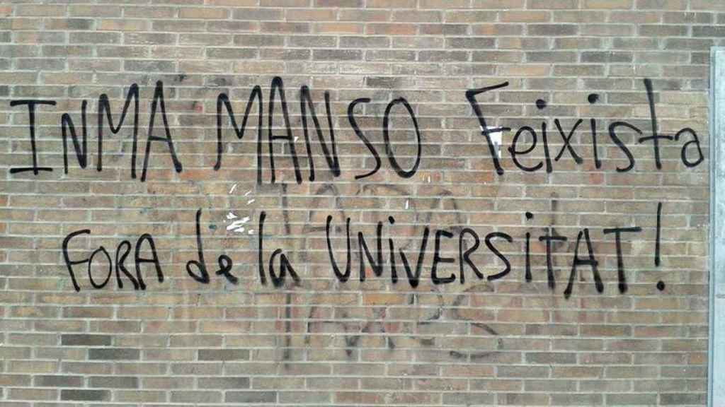 Pintada en una pared de la Universidad de Lleida contra Inma Manso, subdelegada del Gobierno y profesora de ese centro.