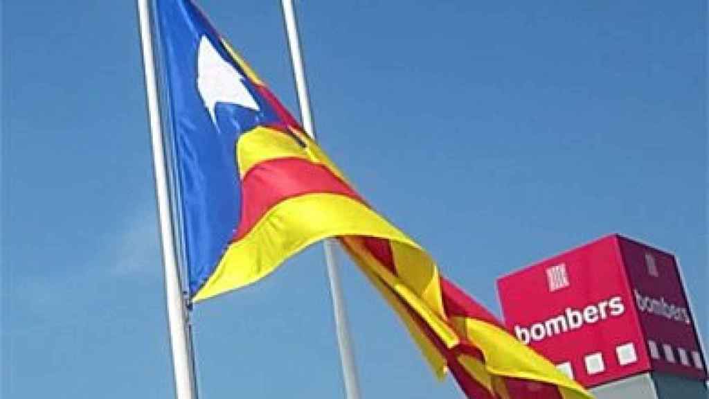 'Estelada' en un parque de bomberos de la Generalidad