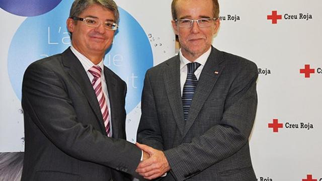 El director general de Aguas de Barcelona, Ignacio Escudero, y el presidente de la Cruz Roja en Cataluña, Josep Marquès
