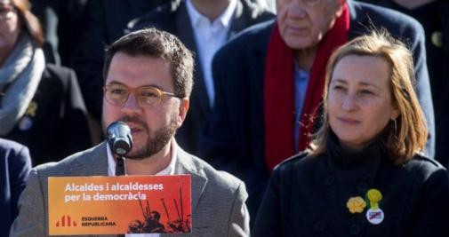 Maite Aymerich (d), alcaldesa de Sant Vicenç dels Horts (Barcelona) por ERC, junto a Pere Aragonès, presidente del Govern / EFE