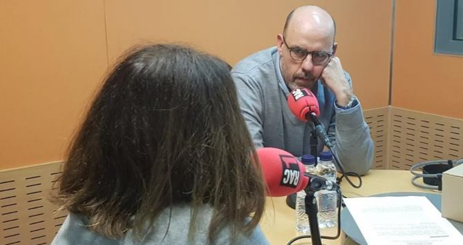 La mujer de Oriol Junqueras, Neus Bramona, de espaldas durante la entrevista en RAC1 / RAC1