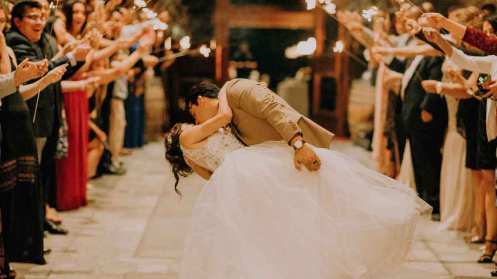 Baile de una pareja de novios durante una celebración