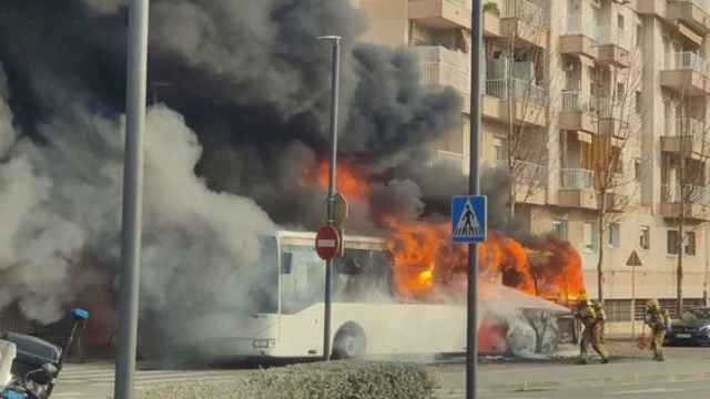 El incendio de un autobús en Blanes (Girona) obliga a evacuar a 19 vecinos de un edificio / EP