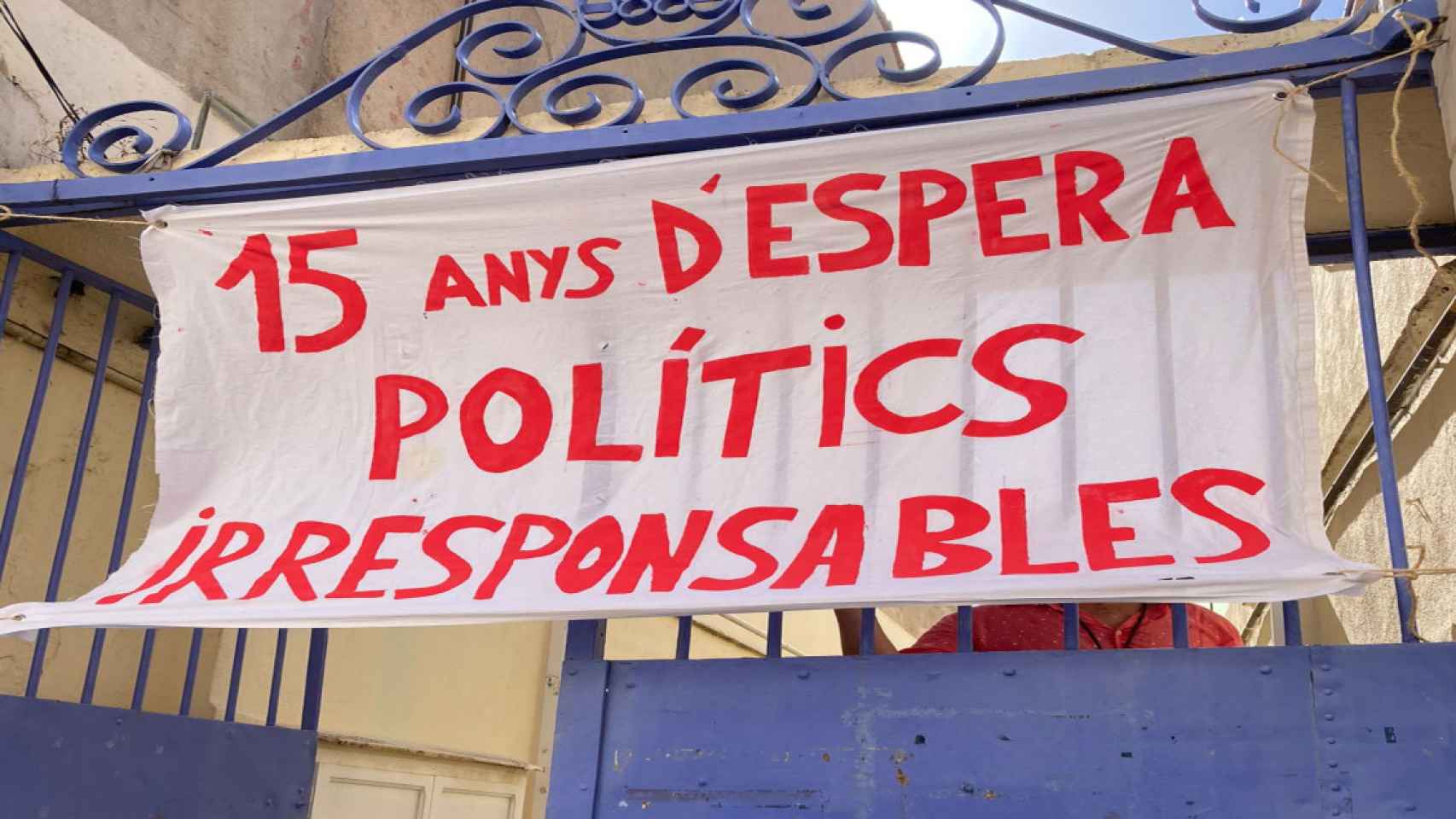 Pancarta en la escuela Joan Coromines de Mataró, que llevan 15 años esperando un nuevo edificio / TWITTER