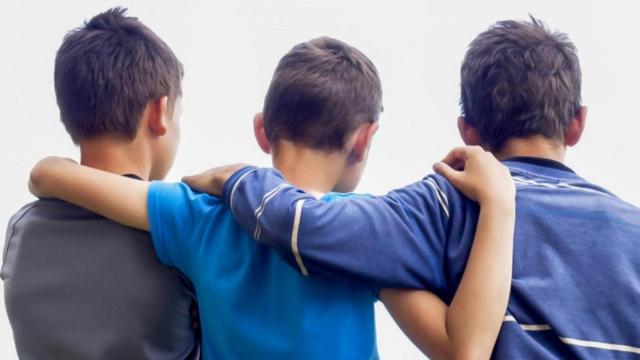 Tres menores se abrazan / EUROPA PRESS