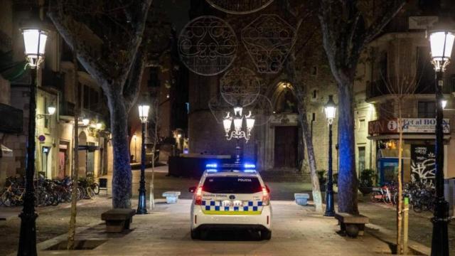 Una patrulla de los Mossos hace cumplir el toque de queda y las restricciones del Govern durante la noche del 24 de diciembre en Barcelona / EUROPA PRESS