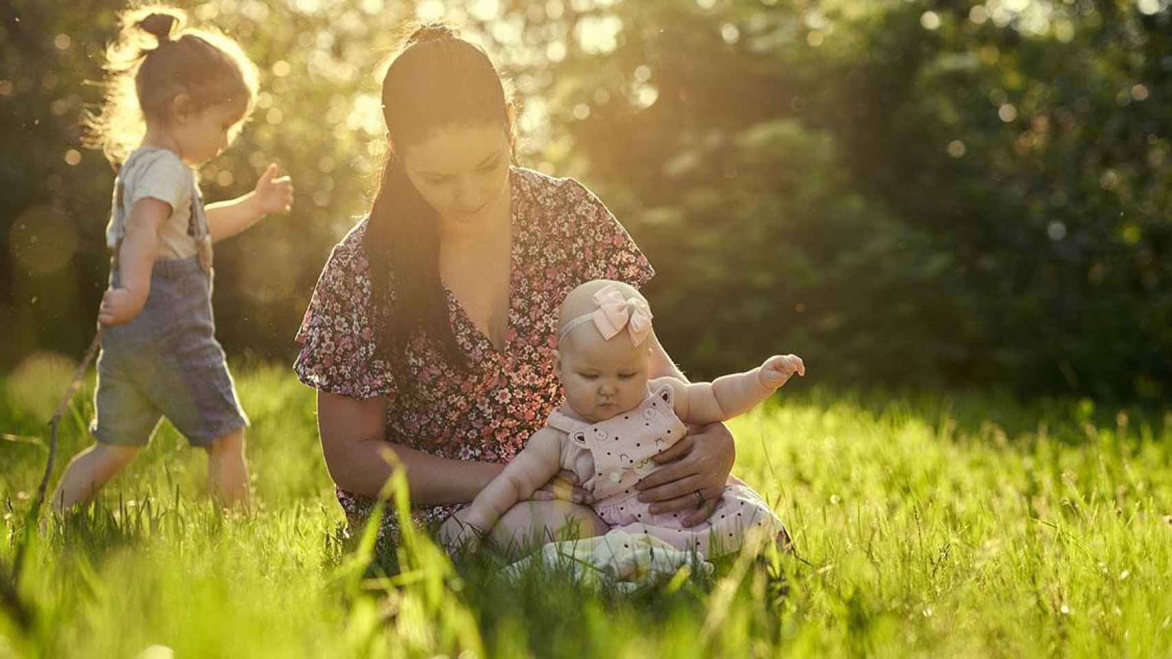 Una 'au pair' cuida de un bebé y un niño / PEXELS