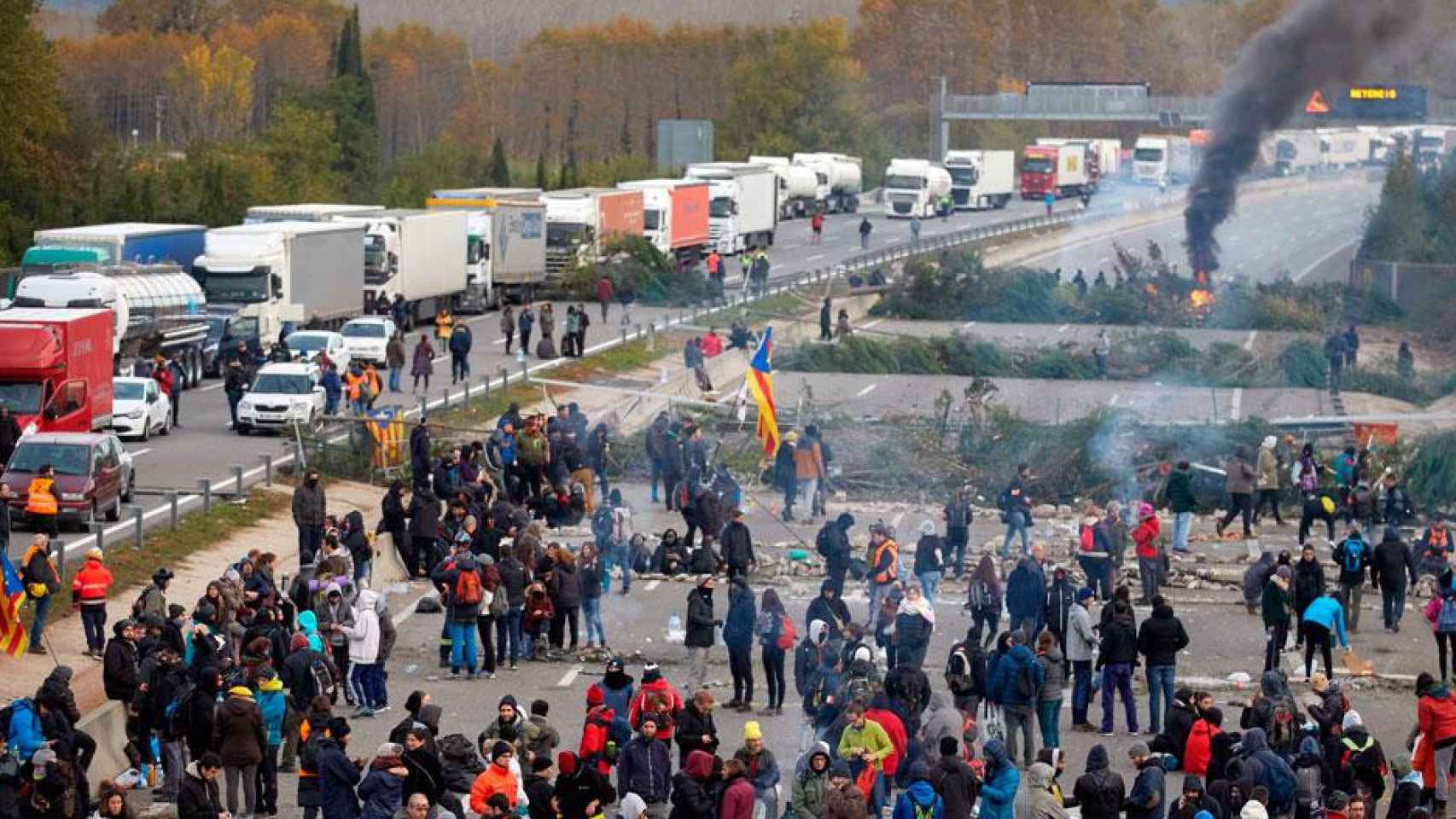 Bloqueo de la AP-7 a su paso por Girona organizado por los independentistas de Tsunami Democràtic / EFE