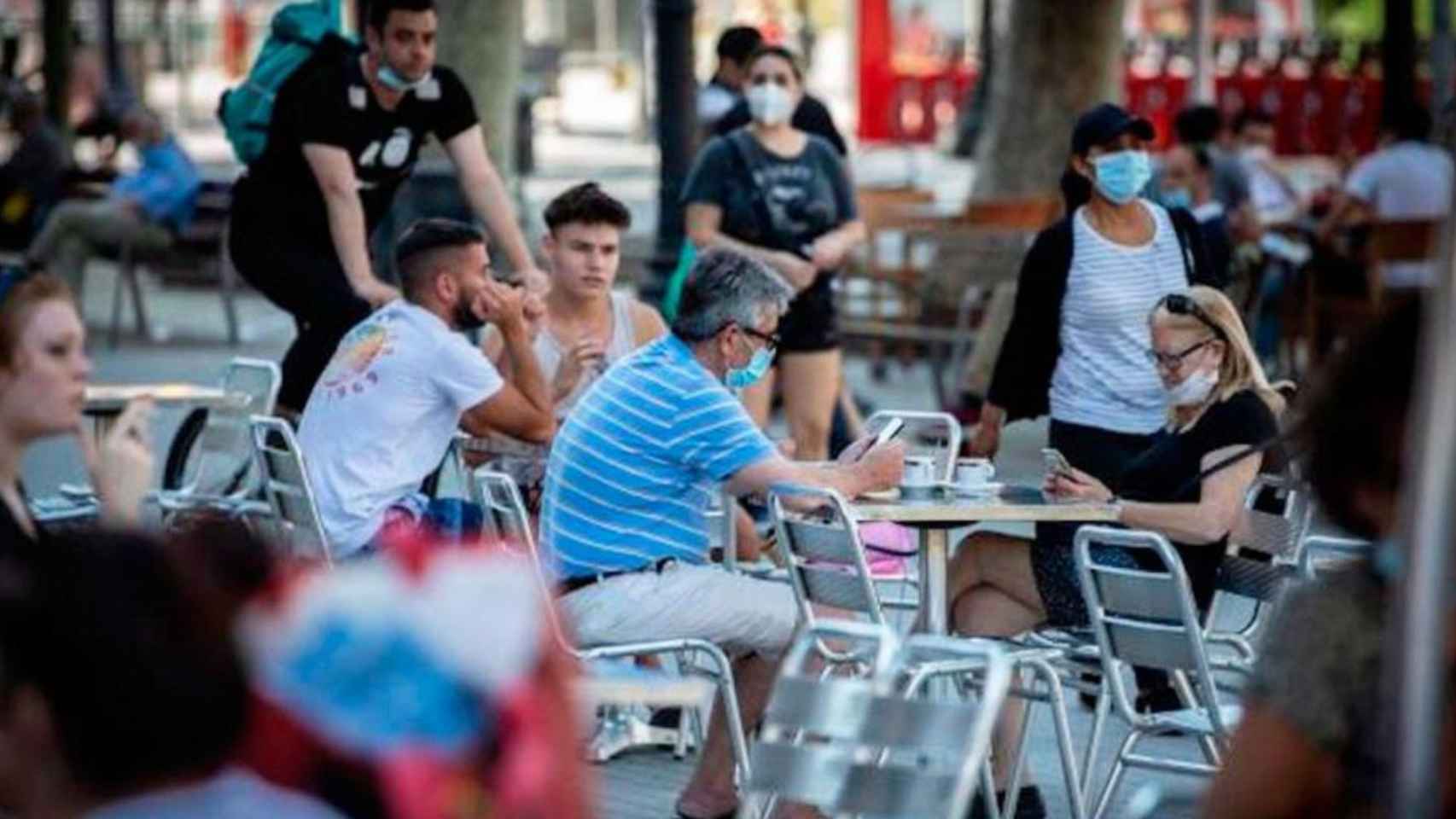 Reuniones sociales en una terraza de Barcelona / EFE