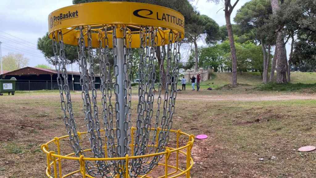 Cesta de disc golf en Palau-solità i Plegamans / PALAU-SOLITÀ I PLEGAMANS