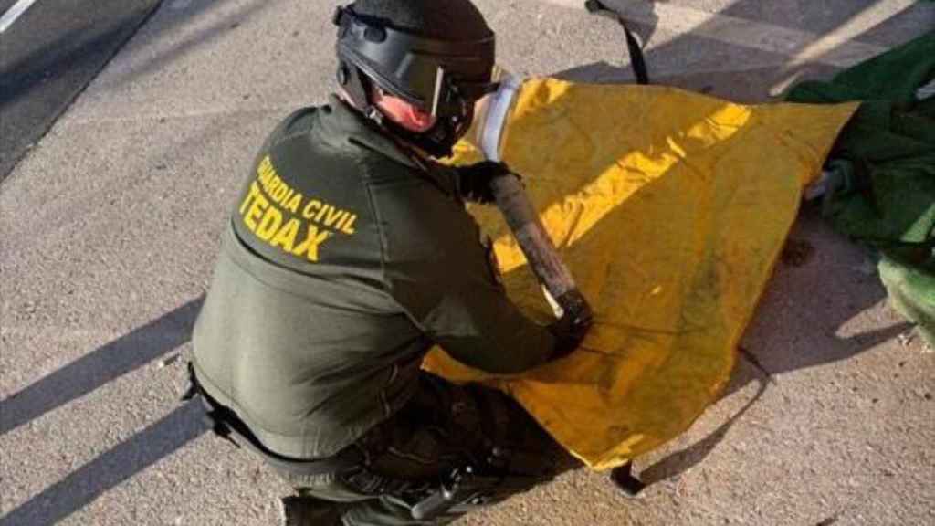 Un agente de la Guardia Civil con el artefacto encontrado en Tarragona / GUARDIA CIVIL