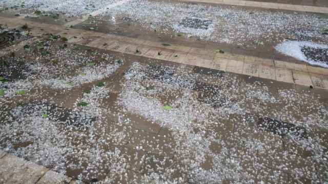 Imagen del granizo sobre una calle, una de las características precipitaciones que dejará la borrasca 'Hortensia' en Cataluña / EUROPA PRESS