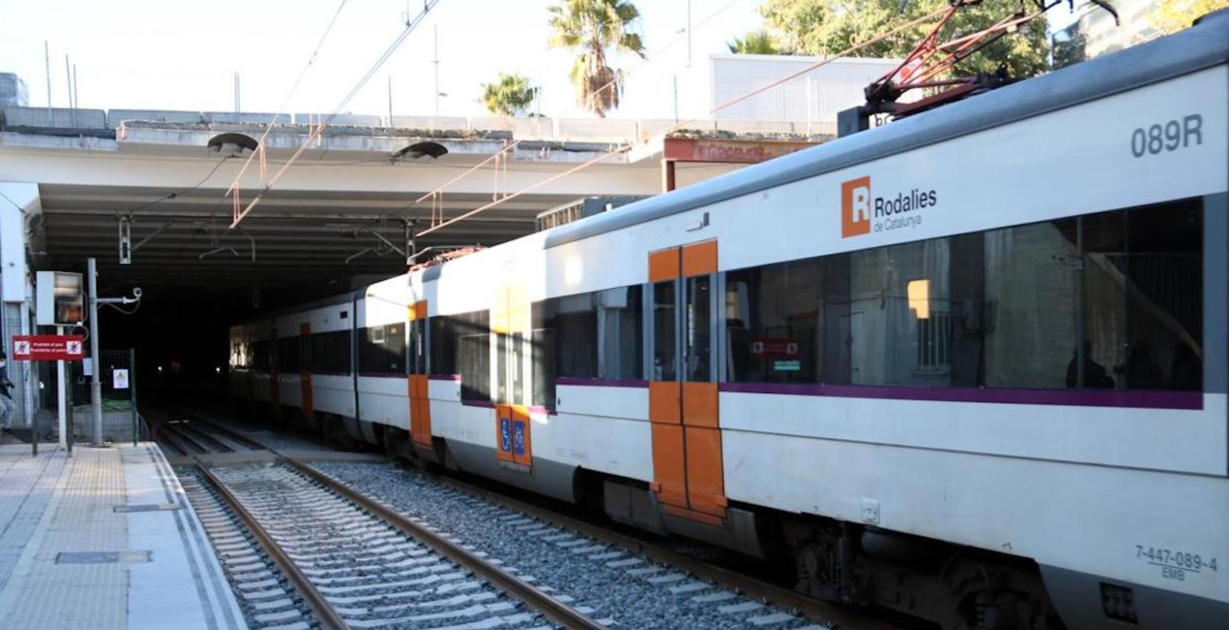 Un tren de Rodalies a su paso por Girona / EFE