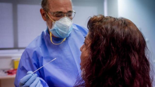 Sanitario realizando una PCR / EP