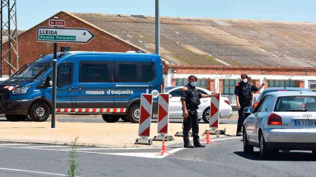 Control de los Mossos d'Esquadra en una rotonda en Torrefarrera (Lleida) en el perímetro delimitado del Segrià / EFE