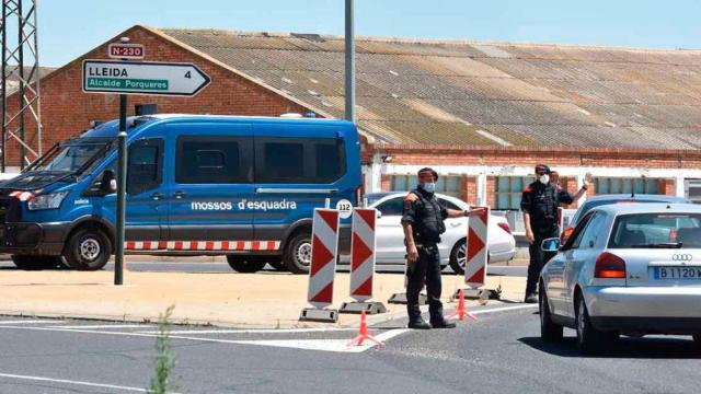 Control de los Mossos d'Esquadra en una rotonda en Torrefarrera (Lleida) en el perímetro delimitado del Segrià / EFE