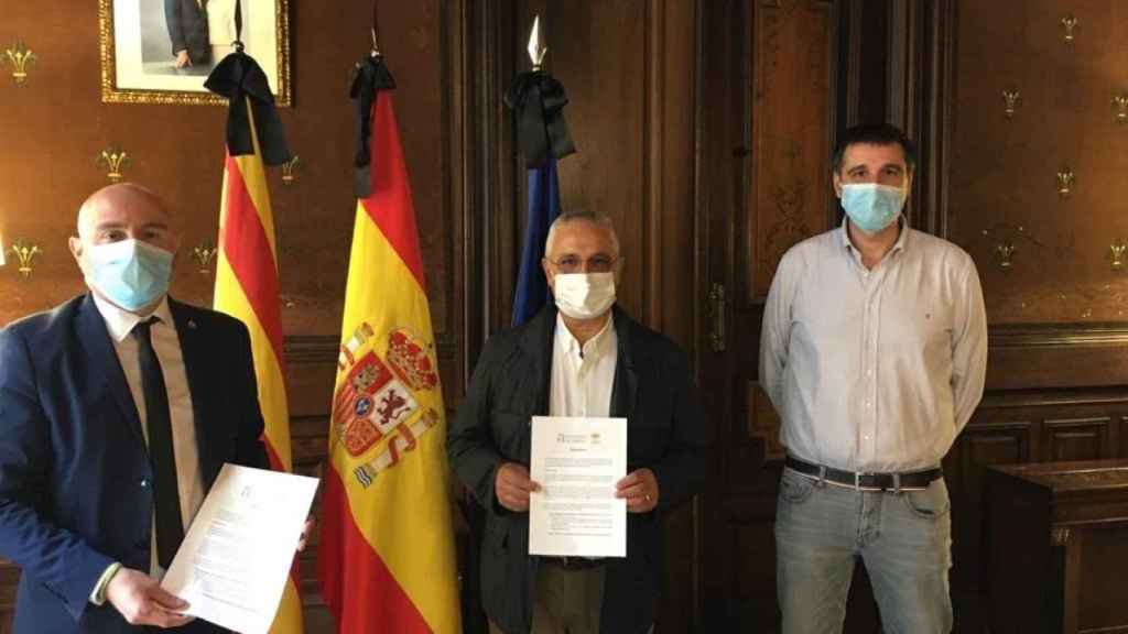 El presidente del Gremio de Restauración de Barcelona, Pere Chias, el director de la entidad, Roger Pallarols, y el subdelegado del Gobierno en Barcelona, Carlos Prieto / EP