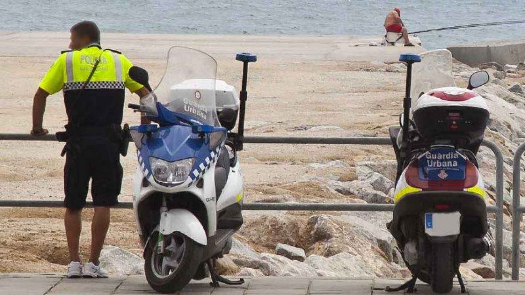 Agente de la Guardia Urbana en una playa de Barcelona / CSIF