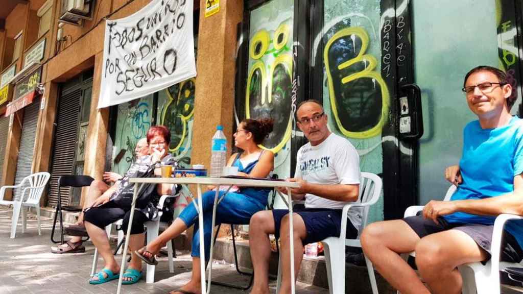 Vecinos del barrio de la Verneda de Barcelona montando guardia frente a una antigua oficina bancaria / CG