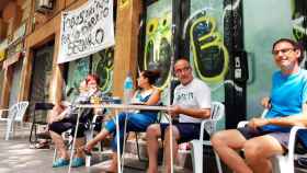 Vecinos del barrio de la Verneda de Barcelona montando guardia frente a una antigua oficina bancaria / CG