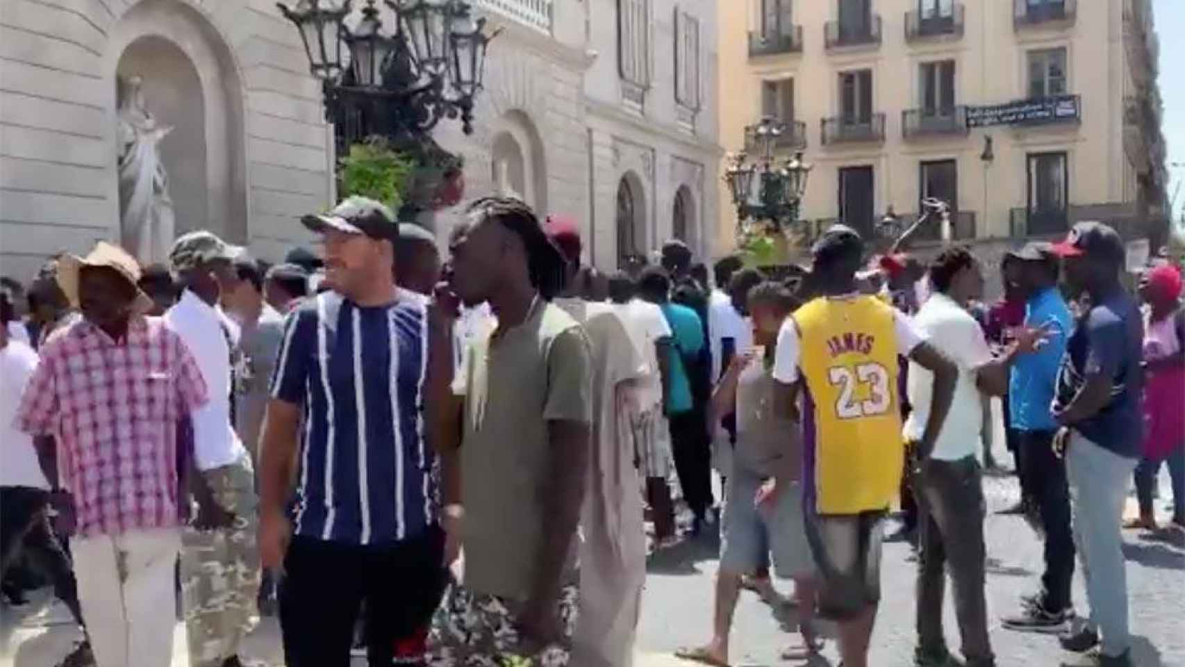 Manteros protestando ante el Ayuntamiento de Barcelona / @RebecaCarranco (TWITTER)