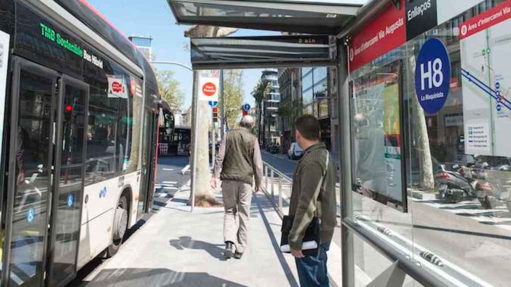 Usuarios en parada de autobús / TMB