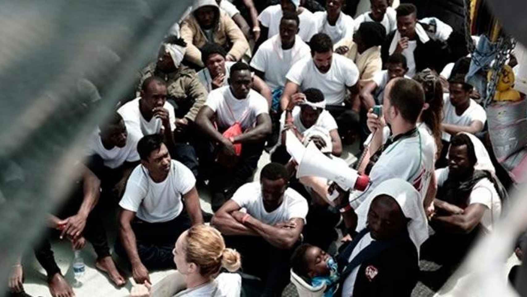 Un grupo de migrantes en el 'Aquarius' / EUROPA PRESS