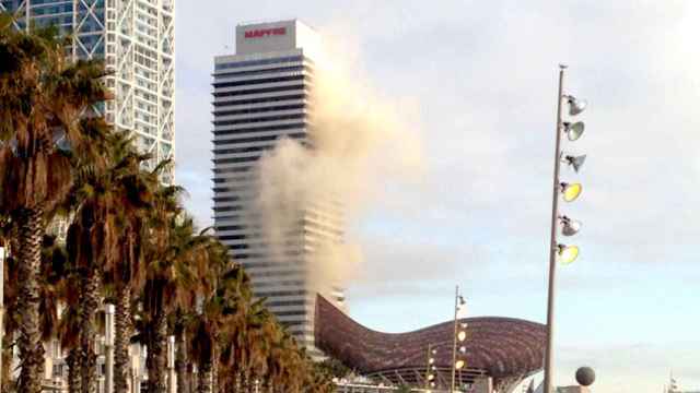 El humo provocado por el incendio en un restaurante del Port Olímpic llega a la Torre Mapfre, en Barcelona / CG