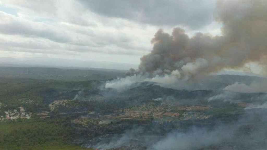 Vista aérea del fuego que afecta La Pobla de Montornès, Creixell, Bonastre y Vespella de Gaià, en Tarragona.