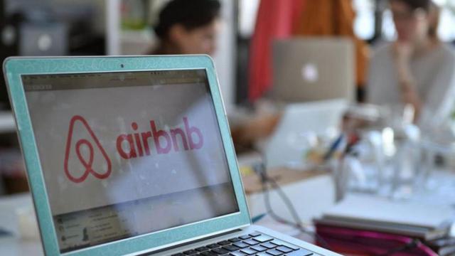 La página web del portal de alquiler Airbnb.