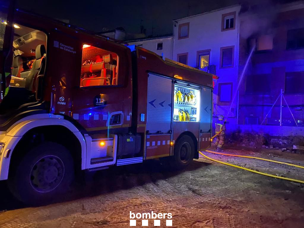 Los Bomberos de la Generalitat trabajan en extinguir el incendio en un piso de Manresa durante la madrugada de este miércoles / DOMINGO