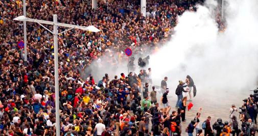 Imagen de los disturbios causados por manifestantes independentistas en el aeropuerto Barcelona-El Prat Josep Tarradellas / EFE